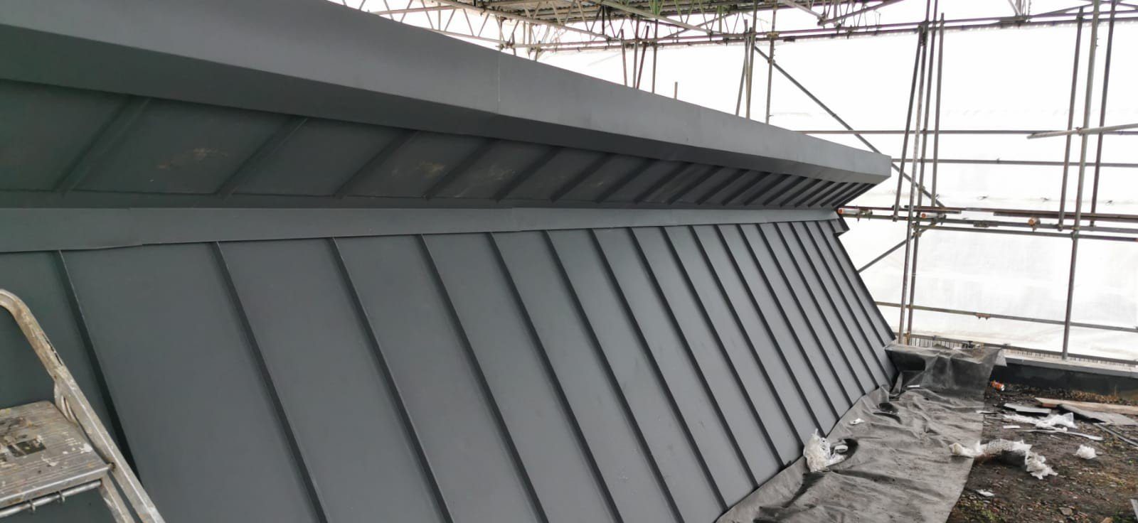 Wall abutment and cladding corner flashing